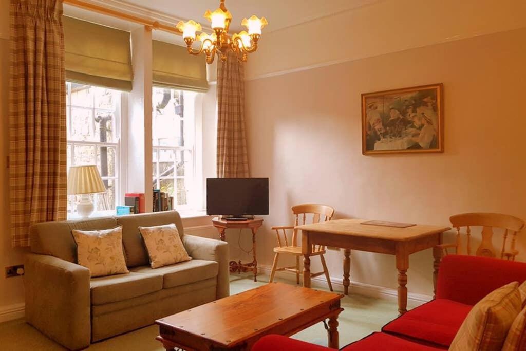 No 6 The Square Tearooms & Accommodation บักซ์ตัน ภายนอก รูปภาพ